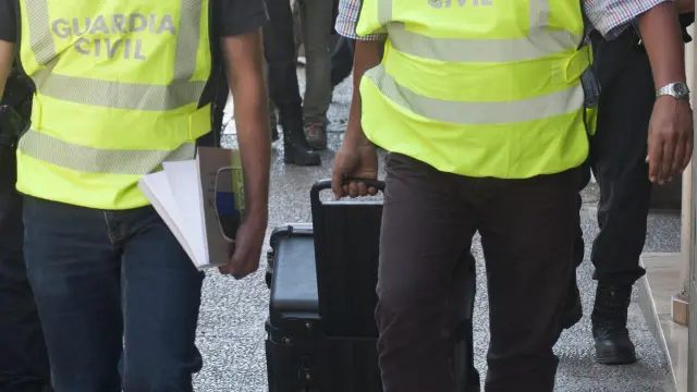 La Guardia Civil registra el domicilio de uno de los detenidos
