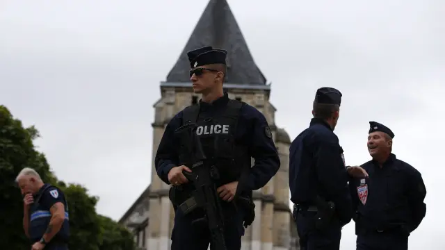Varios agentes cercan la iglesia en la que fue degollado el sacerdote, en Normandía
