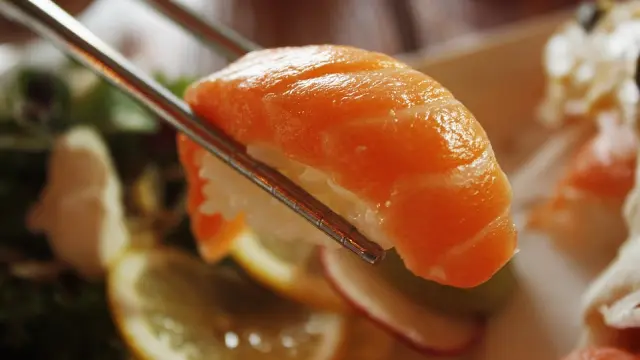 El sushi es un plato típico japonés elaborado a base de arroz y crudos.