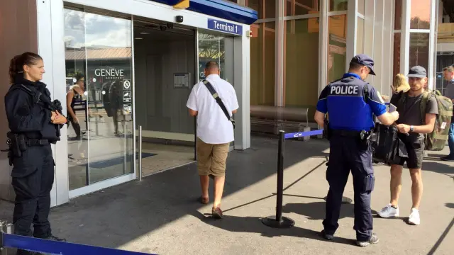 Un control especial de la policía en el aeropuerto de Ginebra