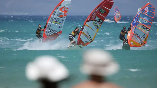 Foto de archivo de varias personas haciendo windsurf