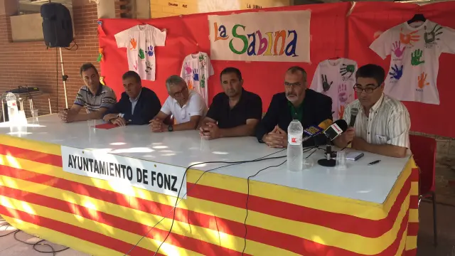 Presentación de la jornada con los alcaldes y los miembros de Down Huesca en el albergue La Sabina.