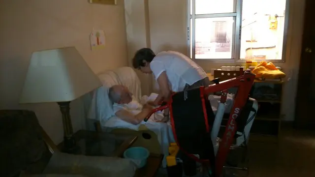 Carmen Navarro atiende a su padre, de 94 años, en el domicilio.