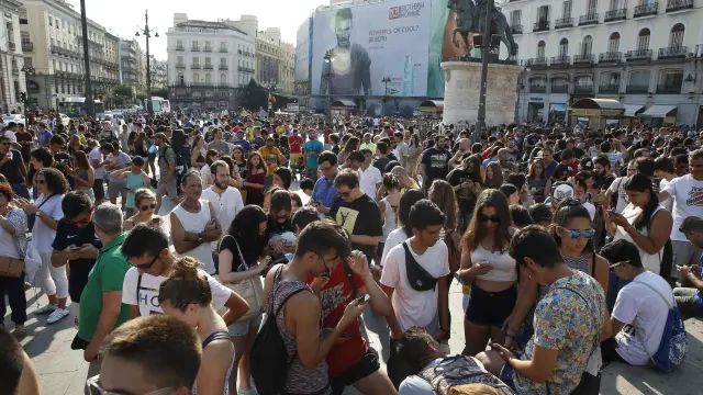 Más de 3.000 personas se han reunido en la Puerta del Sol para jugar a Pokémon Go.