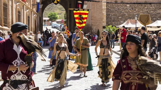 La feria medieval comenzó ayer con un colorido y musical pasacalles por la calle Mayor de la localidad zaragozana.