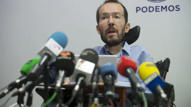 Pablo Echenique, en una rueda de prensa en la sede zaragozana de Podemos.