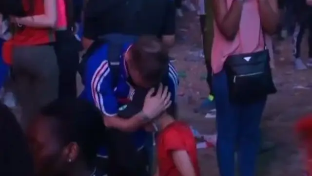 Foto del abrazo entre un hincha francés y un niño portugués en la final de la Eurocopa