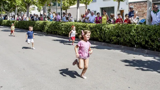 Los niños de la categoría de iniciación recorren los últimos metros antes de llegar a meta.