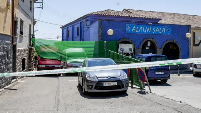 La Guardia Civil usó una lona verde para impedir que se viera cómo sacaban las piezas de arte.