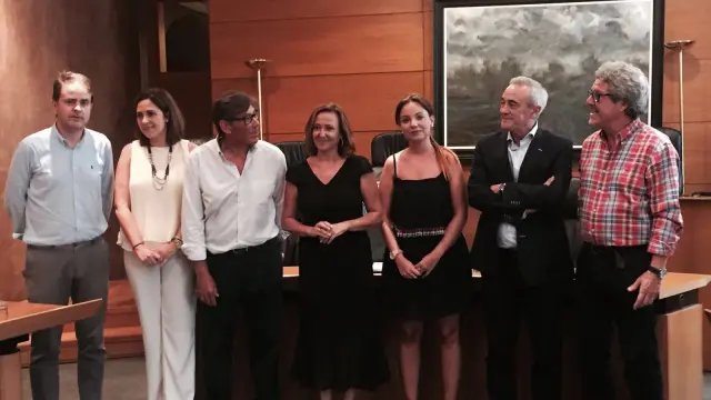 Foto de familia de los portavoces de las Cortes y la consejera Mayte Pérez.