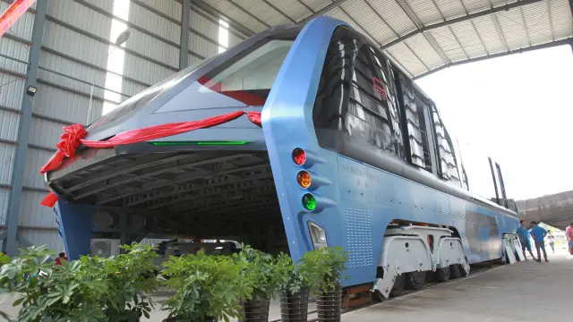 Debuta en China un autobús-túnel capaz de pasar por encima de los atascos