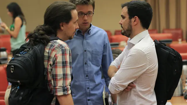 Alberto Garzón conversa en el Congreso con Pablo Iglesias e Íñigo Errejón, el pasado día 18.