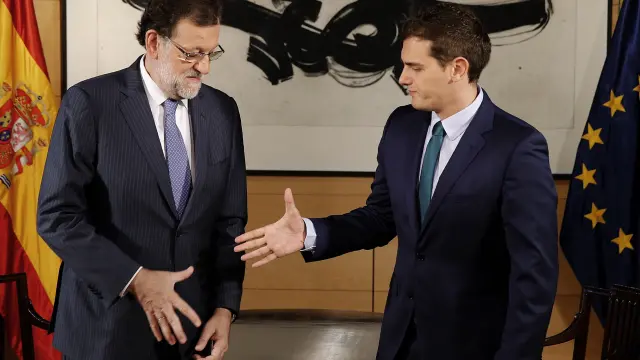 El presidente del Gobierno en funciones, Mariano Rajoy (i), y el líder de Ciudadanos, Albert Rivera, durante la entrevista que mantuvieron hoy en el Congreso de los Diputados en una nueva ronda de contactos tras recibir la semana pasada el encargo del Rey