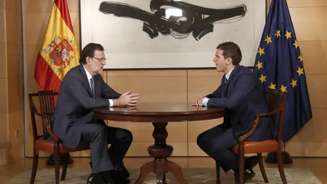 El presidente del Gobierno en funciones, Mariano Rajoy (i), y el líder de Ciudadanos, Albert Rivera, durante la entrevista que mantuvieron hoy en el Congreso de los Diputados