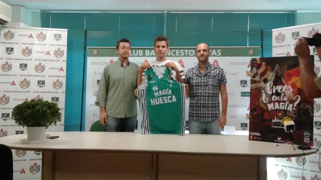 Presentación de Álvaro Sanz con el CB Peñas Huesca.