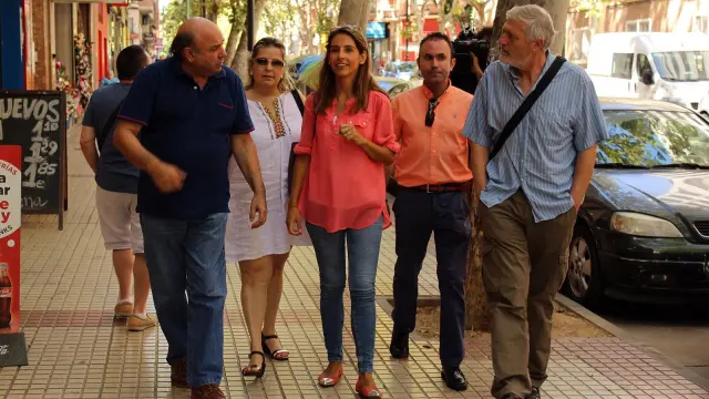 La concejal del PP en el Ayuntamiento de Zaragoza, María Navarro, en el centro de la imagen
