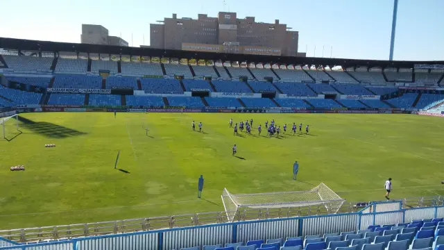 La plantilla del Real Zaragoza, durante el entrenamiento que ha llevado a cabo en la mañana de este sábado en el estadio de La Romareda.