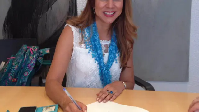 Jessica Duarte Zaragoza firma su acta de sefardí en un notario.