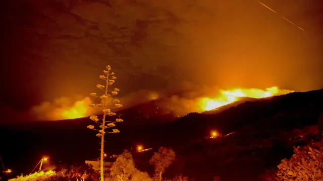 El fuego obliga a evacuar Montes de Luna y Tigalate