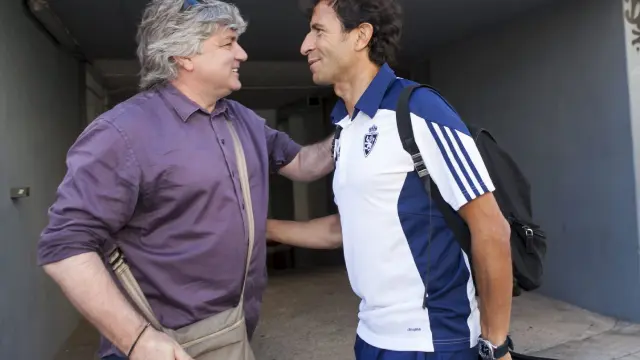 Narciso Juliá y Luis Milla se saludan antes de partir el equipo rumbo a Boltaña el pasado 18 de julio.