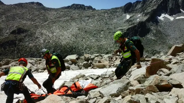 La Guardia Civil ha recuperado el cadáver del montañero accidentado tras localizarlo con el helicóptero