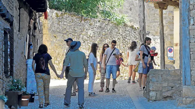 Decenas de turistas se daban cita este viernes en las calles de Calatañazor