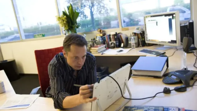 El empresario trabajando en su despacho de SpaceX.