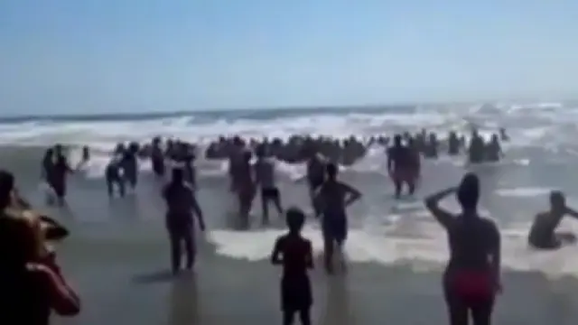 Una cadena humana salva la vida de tres bañistas en una playa de Torremolinos.