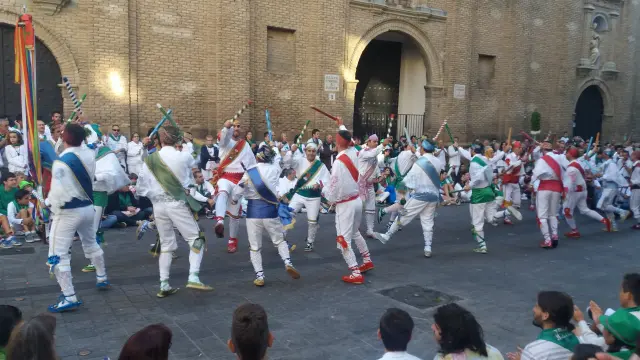 Los danzantes toman el relevo de las Fiestas de San Lorenzo