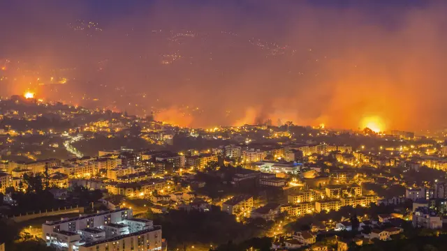 Vista general de un incendio forestal en Funchal, Isla Madeira