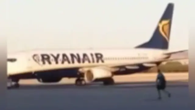 Captura del vídeo en el que se aprecia al pasajero corriendo hacia un avión en la pista de Barajas.