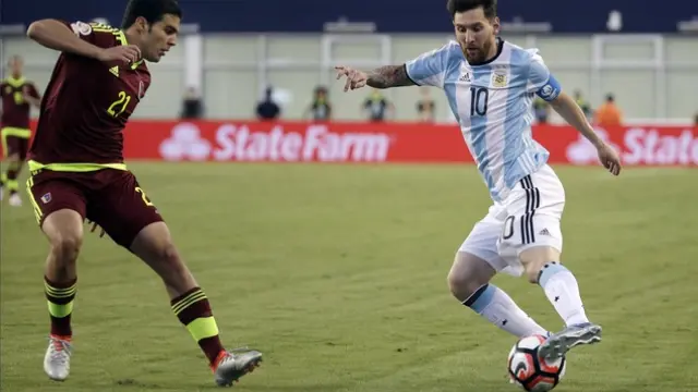 Alexander González, jugador de la SD Huesca, intentando frenar a Leo Messi en la pasada Copa América.