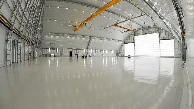 Interior de uno de los hangares para los futuros A400M en la Base de Zaragoza.