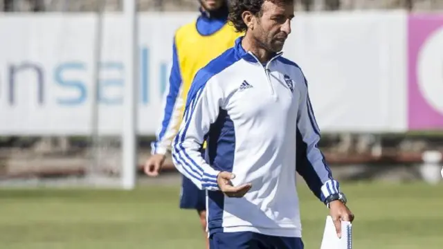 Luis Milla, libreta en mano, durante el entrenamiento del equipo en la Ciudad Deportiva.