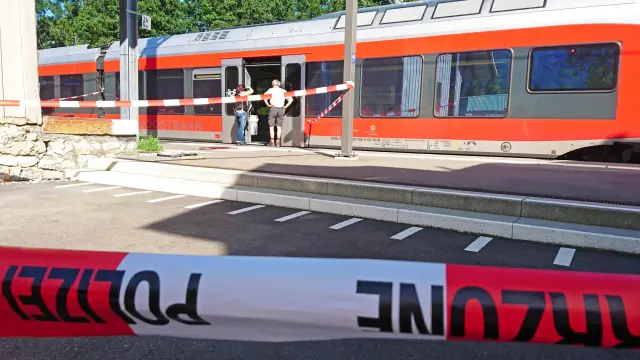 El tren, custodiado por la Policía suiza