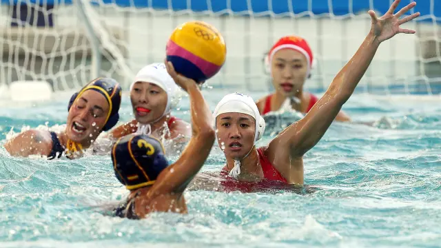 Selección española de waterpolo femenina en su pelea por china