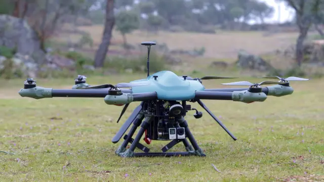 Un dron, preparado para despegar