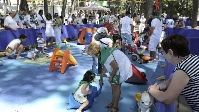 Los más pequeños disponen de juegos de guardería en el parque infantil del Miguel Servet.