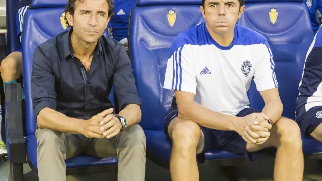 Luis Milla, junto a su segundo, Luis Cembranos, sentados en su banquillo de La Romareda el pasado sábado en la presentación del equipo ante el Eibar en el Memorial Carlos Lapetra.