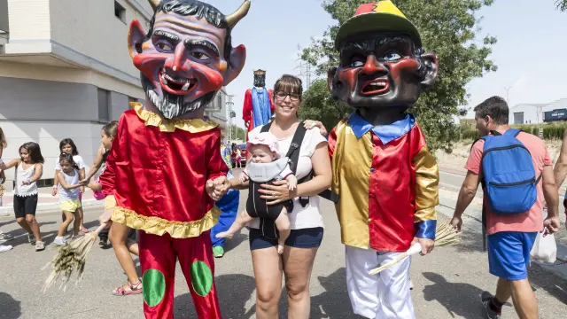 Gigantes y cabezudos en las fiestas de La Puebla de Alfindén