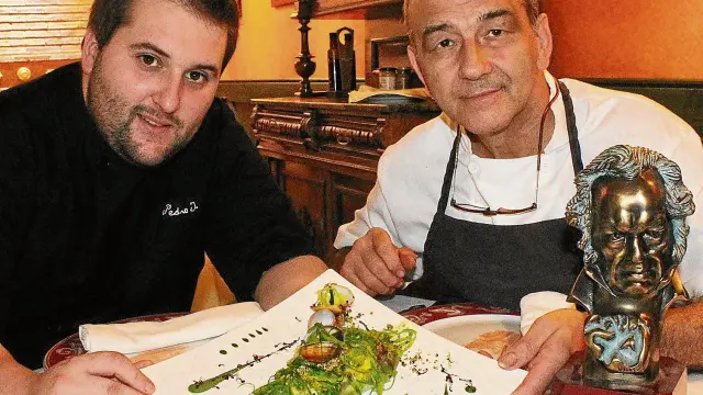 Pedro Moreno y José Carlo Martín, cocineros del restaurante El Patio de Goya de La Almunia, con un plato que lleva algas.