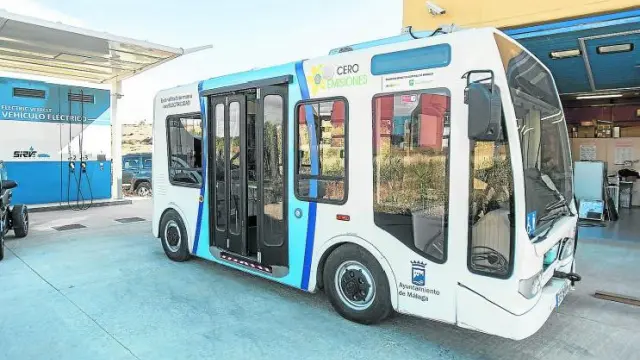 El autobús adaptado por el Circe para que pueda ser recargado mediante un sistema de inducción.