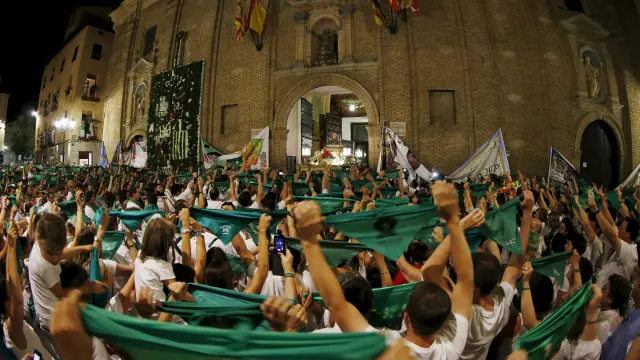 En una plaza abarrotada, volvió a sonar el triste 'Adiós San Lorenzo, adiós' mientras los peñistas mecían sus pañoletas.
