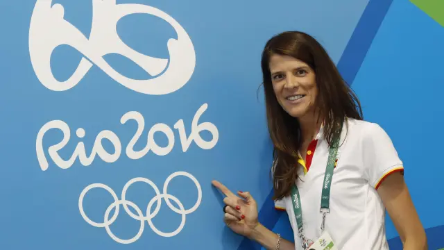 La atleta española Ruth Beitia posa durante una rueda de prensa