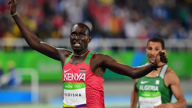 El atleta keniata David Rudisha celebra su victoria en los 800 metros.