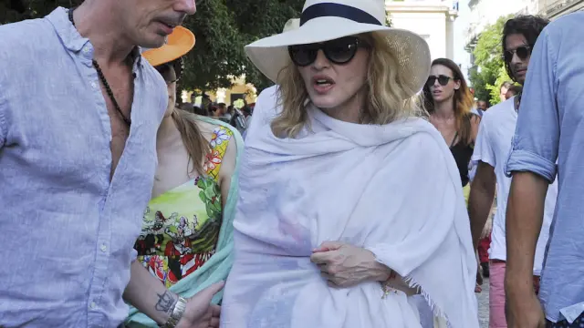 Madonna, en una imagen de archivo paseando por La Habana
