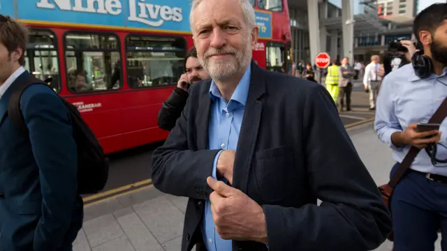 El laborista Corbyn viaja sentado en el suelo de un tren por falta de asientos 