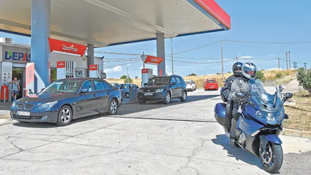 Vehículos repostando en una gasolinera soriana