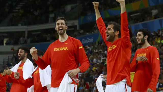 EL equipo de baloncesto español celebran su victoria ante Francia.