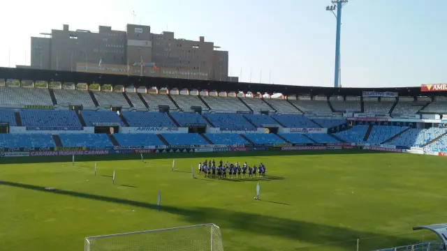 La reducida plantilla del Real Zaragoza, al inicio del entrenamiento de este jueves en La Romareda.